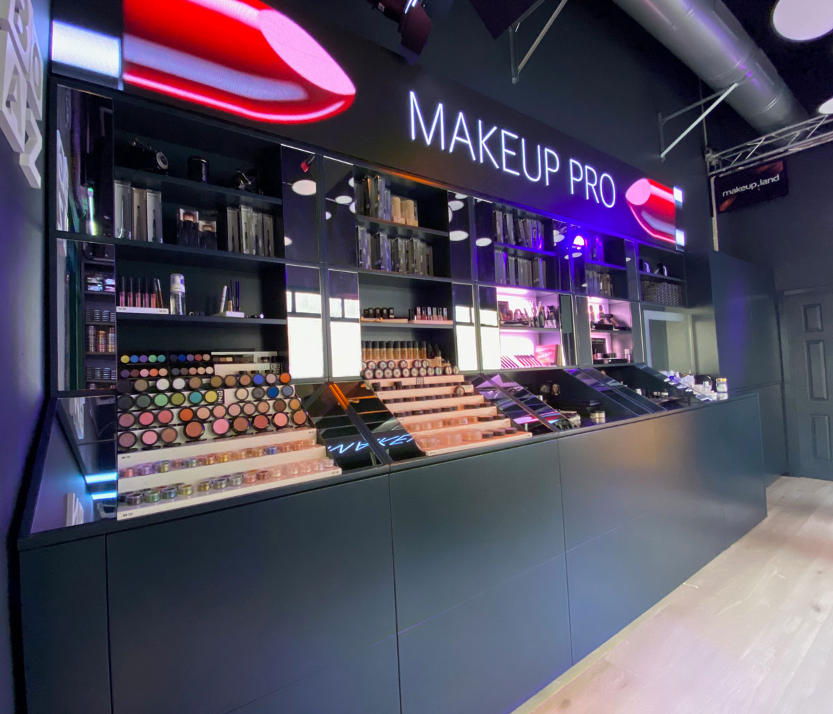 קונים מוצרי איפור מקצועי למוסדות ובית ספר רק במייקאפלנד